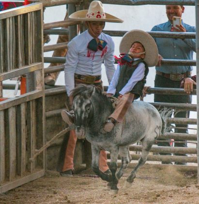 Con fuerza y decisión el jinete de yegua de Rancho San Marcos, Hugo Antonio García Calderón, completó su monta para sumar 15 tantos