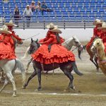 Las integrantes de la escaramuza Milagros de Ojocaliente preparan una coladera denominada "Rehilete"