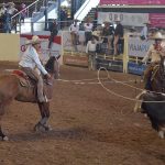 Salvador Contreras Mercado acertando el lazo cabecero al difícil toro, durante la terna de Guadalupana de Tijuana