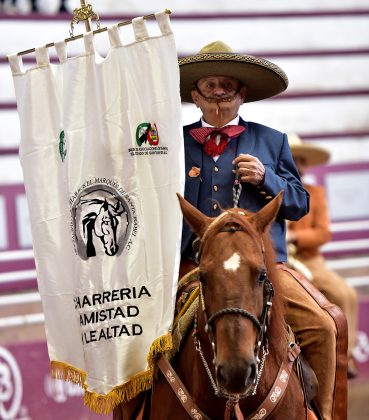Jorge Hermilo Alanís González portando el estandarte de la asociación de charros Marqués de Santa Isabel