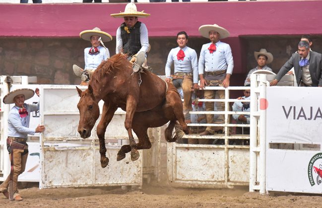 Alejandro Espinoza Barba le quitó el ímpetu a esta poderosa yegua, cosechando 26 puntos para Rancho El Mirasol