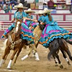 Las damas de la escaramuza Rancho La Joya girando en su ejercicio compuesto bautizado «Calera»