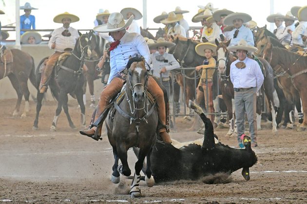 Ricardo González Escobedo logrando buena redonda para Rancho El Pitayo