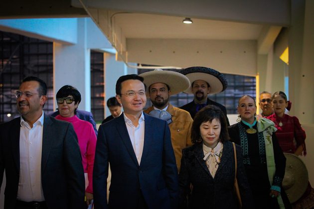 El embajador de China, excelentísimo señor Zhang Run, visitó la Arena Potosí de esta ciudad