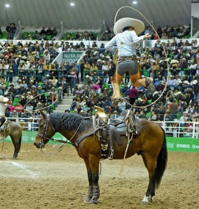 Ramiro Márquez de Rancho El Diamante "A" ejecutando su pasada sobre el caballo para emocionar al respetable