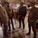 Cara a cara el multicampeón nacional charro, José Andrés Aceves Aceves, con su similar del rodeo, James Burton Mauney, muestra de la globalización de la Charrería