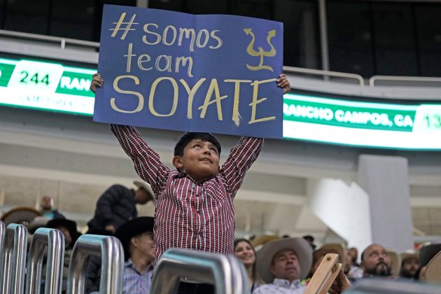 La afición charra trasciende edades, y la niñez disfruta las emociones sin límite del Campeonato Nacional Charro, apoyando a sus equipos favoritos