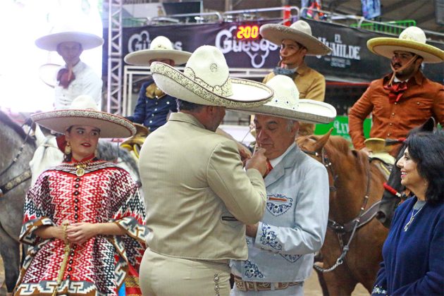 El presidente de la Federación, José Antonio Salcedo López, impone la "Espuela de Oro" a don Rafael Manzur Sáenz