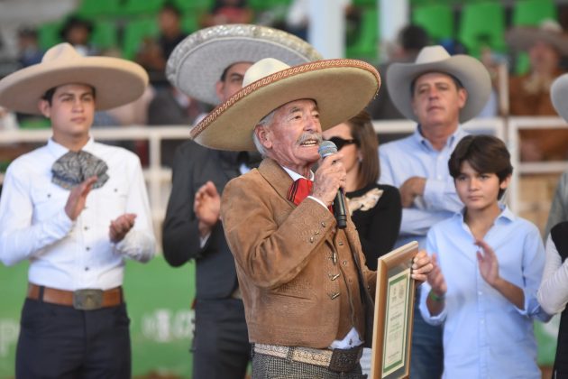 Don Juan Manuel Subirana Cerrillos agradeciendo el homenaje del que fue hecho objeto este domingo en San Luis Potosí
