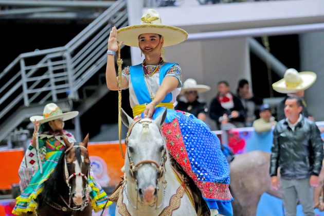 SGM Luisa I, soberana nacional de la Federación Mexicana de Charrería, engalanó el desfile de los contingentes participantes y la ceremonia inaugural