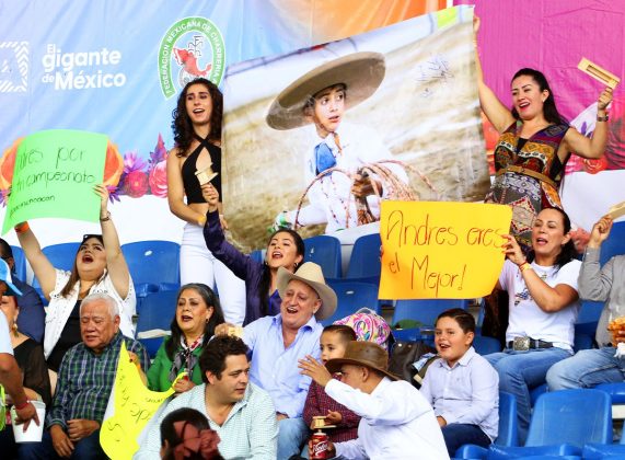 Las porras continúan acompañando a los protagonistas en las jornadas de finales con las cuales concluirá este certamen nacional del semillero de la Charrería