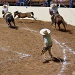Ricardo Isaac Salazar Gaytán derribando una de las dos manganas a pie que cuajó para Arroyo Zarco