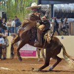 Simón García Treviño ejecutando medios lados en la cala de su cabalgadura para Cañón de Huajuco