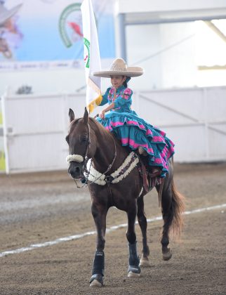 La pequeña Camila Cano Chávez, de Caporalitas de Chihuahua, desfiló portando el estandarte de la Federación Mexicana de Charrería
