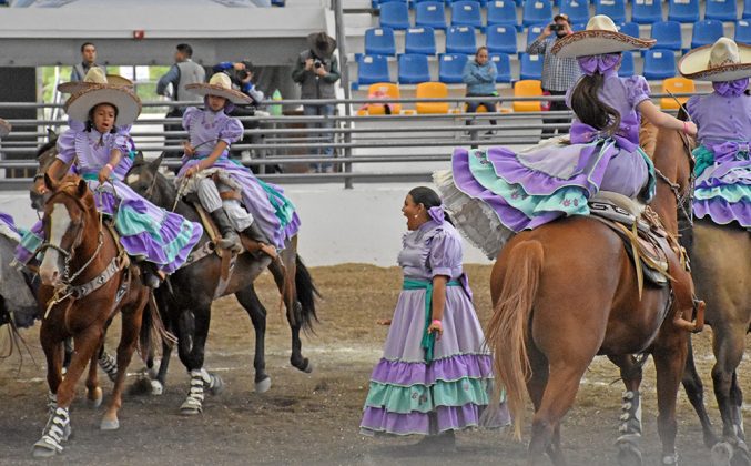 En ejecución la escaramuza Rancho El Mezquite categoría Infantil "A", pie a tierra su instructora, Renata Barrera Guerra