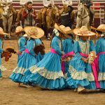 La ceremonia inaugural cerró con la exhibición de las pequeñas de la escaramuza SEDIF, con caballitos de palo