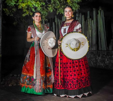 SGM Luisa I, soberana nacional de la Charrería, recibió a las invitadas en el Gran Baile de Reinas