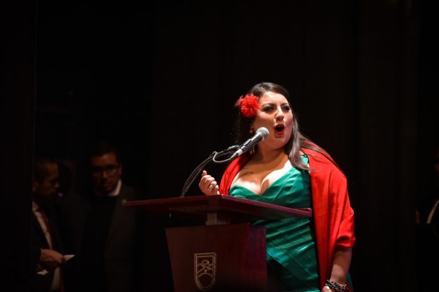 La soprano Sheyla López Salinas interpretando la marcha "Zacatecas"