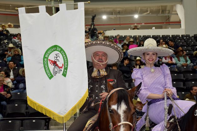 Luis Mario Pimienta, PUA de Washington, en labor de alférez con el estandarte de la Federación, acompañado por su hija Paola, soberana de la Charrería en los Estados Unidos de América