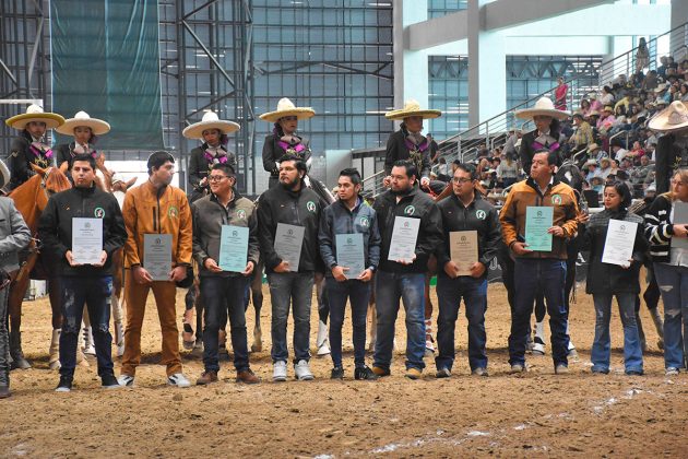 Integrantes de la Secretaría de Prensa y Difusión, recibiendo un merecido homenaje por parte del Consejo Directivo Nacional de la Federación Mexicana de Charrería