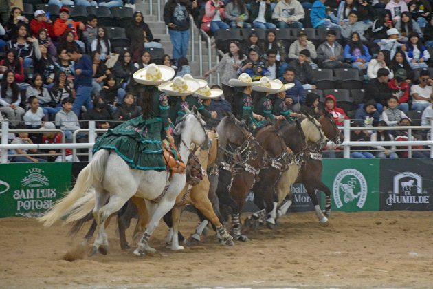 La monarca michoacana, Real de Morelia, recogiendo los aplausos de los asistentes con su tradicional abanico