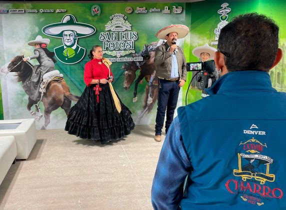 El secretario de Prensa y Difusión, Edgar Abel Díaz Tapia, y Rocío Díaz realizan las presentaciones de la transmisión en vivo de las competencias de este certamen nacional desde la Arena Potosí