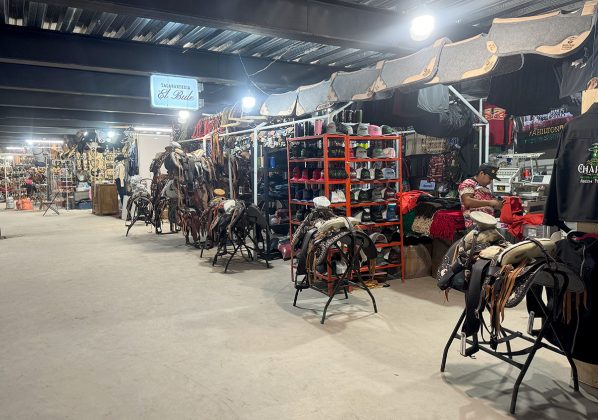 En el nivel inferior de la Arena Potosí se encuentra la zona comercial, donde la afición charra puede realizar sus compras