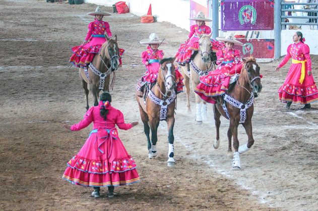 Participaron las pequeñas de la escaramuza Cahuayólotl de Teotihuacán, Estado de México, en la categoría Dientes de Leche