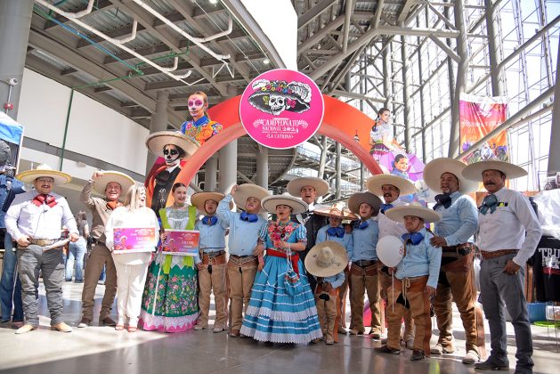 SGM Luisa I acompañada por los integrantes del equipo de Charros 21