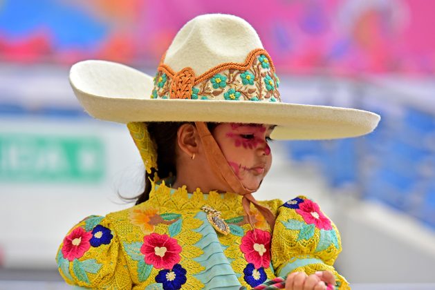SGM Meli I con una pintura de motivos autóctonos, en el desfile de la competencia vespertina en la Arena San Marcos de Aguascalientes