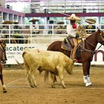 Roberto Arias Correa rematando el pial en el ruedo durante la terna de Hacienda El Rosario