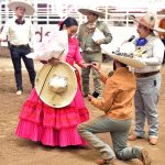 En la primera competencia de este domingo se vivió en el Monumental de Zacatecas el tierno momento de una pedida de matrimonio