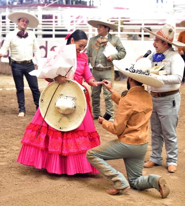 En la primera competencia de este domingo se vivió en el Monumental de Zacatecas el tierno momento de una pedida de matrimonio