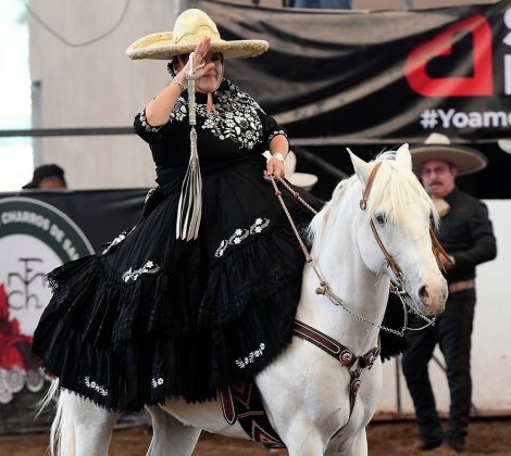 SGM Rosa Angélica I, reina nacional de la categoría Charro Mayor, engalanó las competencias de este martes con su presencia