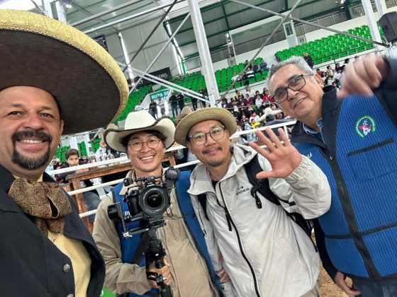 Visitantes de la prensa coreana se dieron cita en el estadio "20 de Noviembre" para documentar las actividades del campeonato nacional charro