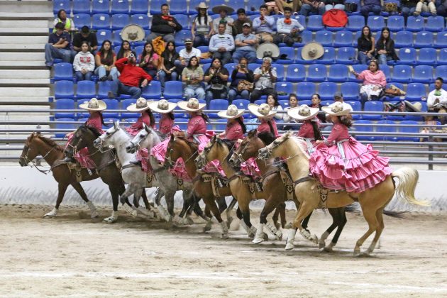 Ejecución del abanico por parte de la escaramuza sudcaliforniana juvenil Guadalupana "B", procedente de La Paz