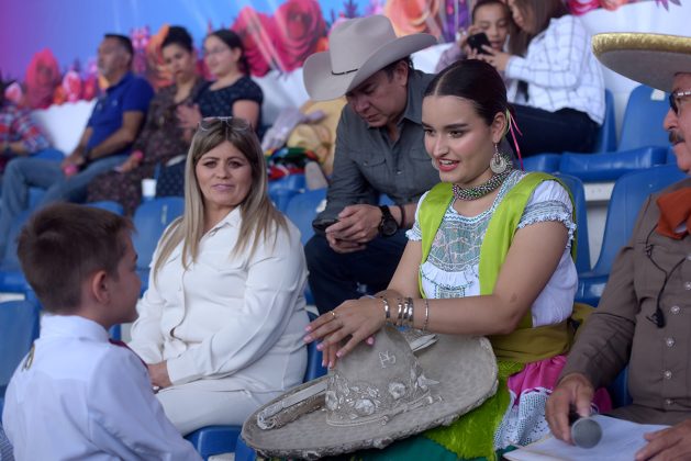 SGM Luisa I, soberana nacional de la Charrería, participó en la entrega de premios y obsequios a los pequeños de la comunidad charra