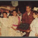 Las Arrieras de Yucatán, campeonas nacionales 1993, recibiendo la corona de manos del entonces Gobernador de Jalisco, Carlos Rivera Aceves