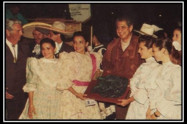 Las Arrieras de Yucatán, campeonas nacionales 1993, recibiendo la corona de manos del entonces Gobernador de Jalisco, Carlos Rivera Aceves