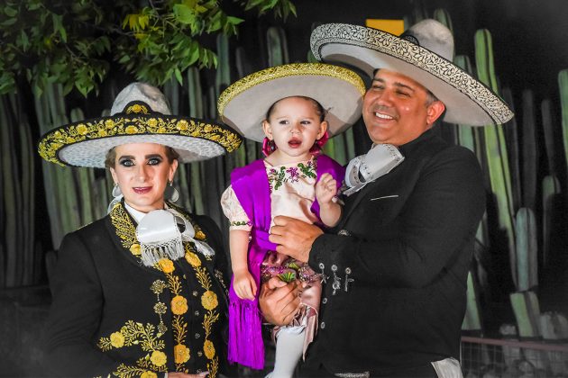 Tierna postal del presidente José Antonio Salcedo López y su distinguida esposa, la señora Elisa Aceves, durante el Baile de Reinas