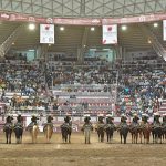 Impresionante postal de la escaramuza Monumental de los Estados Unidos ante un abarrotado lienzo de Zacatecas