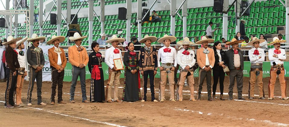 Acompañado por amigos y familiares, don Nicolás Serafín Flores Juárez recibió un merecido homenaje por parte de la Federación Mexicana de Charrería