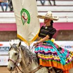 La joven zacatecana Ana Matilde Acuña Campuzano portando el estandarte de la Federación, encabezando el desfile durante las competencias de cuartos de final celebradas este viernes