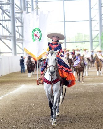 Con mucho orgullo se porta el estandarte de la Federación Mexicana de Charrería al frente del contingente de desfila al inicio de cada competencia