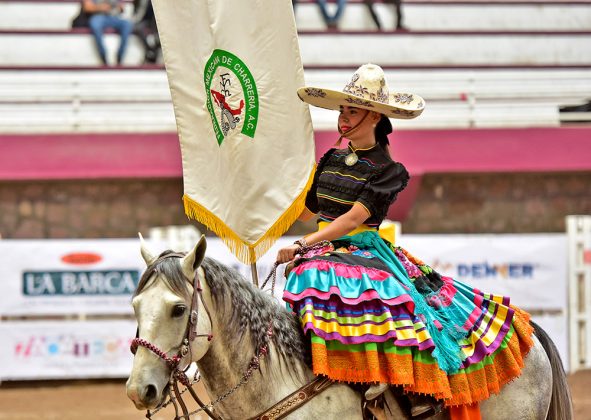 La joven zacatecana Ana Matilde Acuña Campuzano portando el estandarte de la Federación, encabezando el desfile durante las competencias de cuartos de final celebradas este viernes