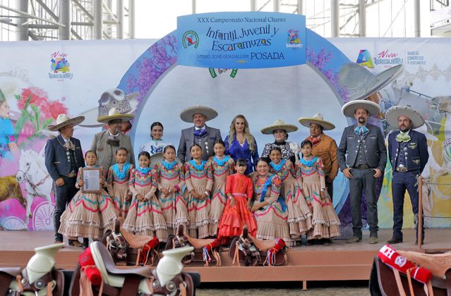 Premiación Herencia Charra, escaramuza subcampeona nacional Dientes de Leche
