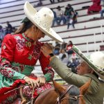 El presidente de la Federación imponiendo la «Rosa de Oro» a Elia Quezada González, delegada estatal de escaramuzas de California