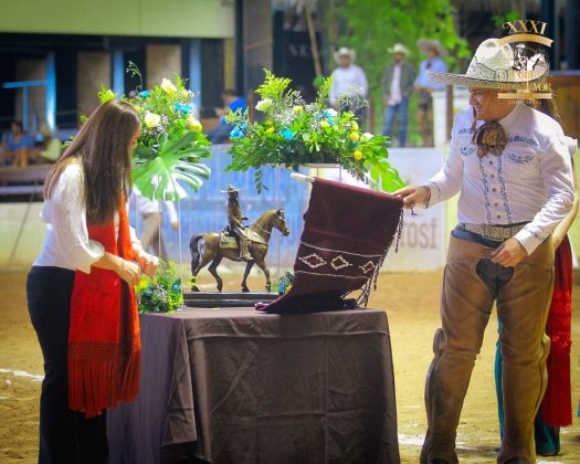 Develación del trofeo "Don Salvador Álvarez Díaz", el cual se disputará durante los campeonatos nacional de la categoría Charro Mayor