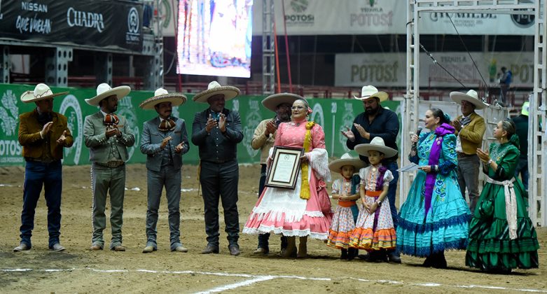 La señora Julieta Gordoa Mercado fue homenajeada y le fue impuesta la presea "Rosa de Oro"