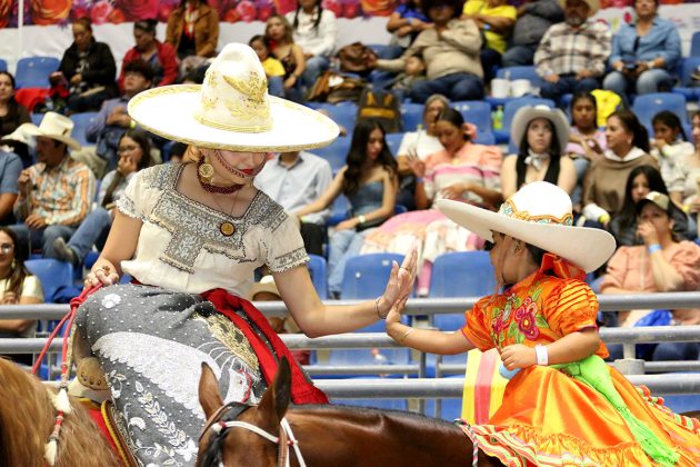 La soberana nacional de la charrería, SGM Luisa I, presente siempre acompañando a las participantes de más tierna edad